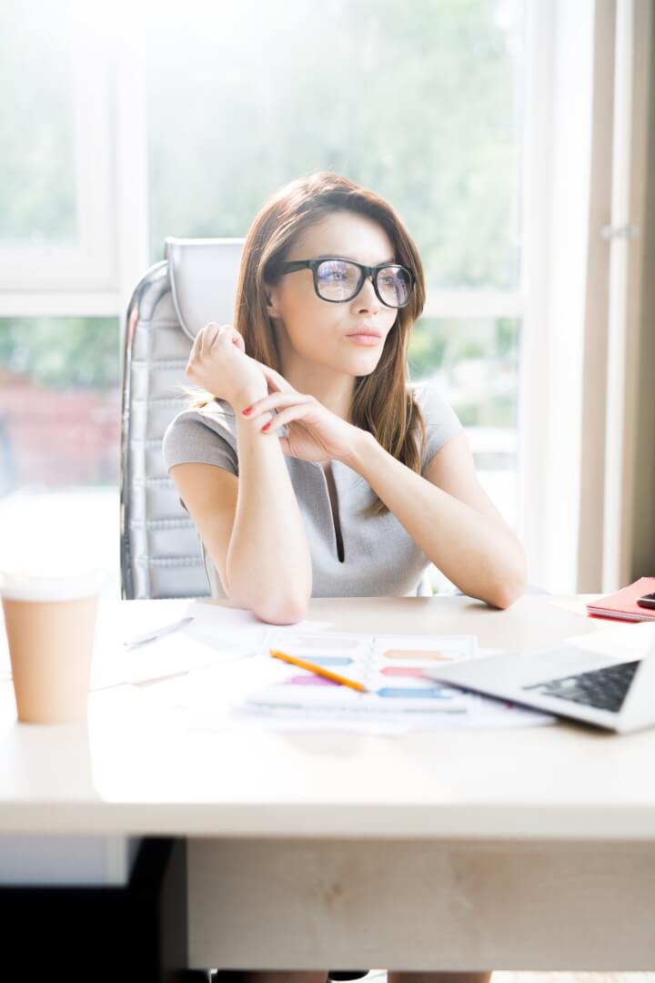 beautiful-businesswoman-at-work.jpg